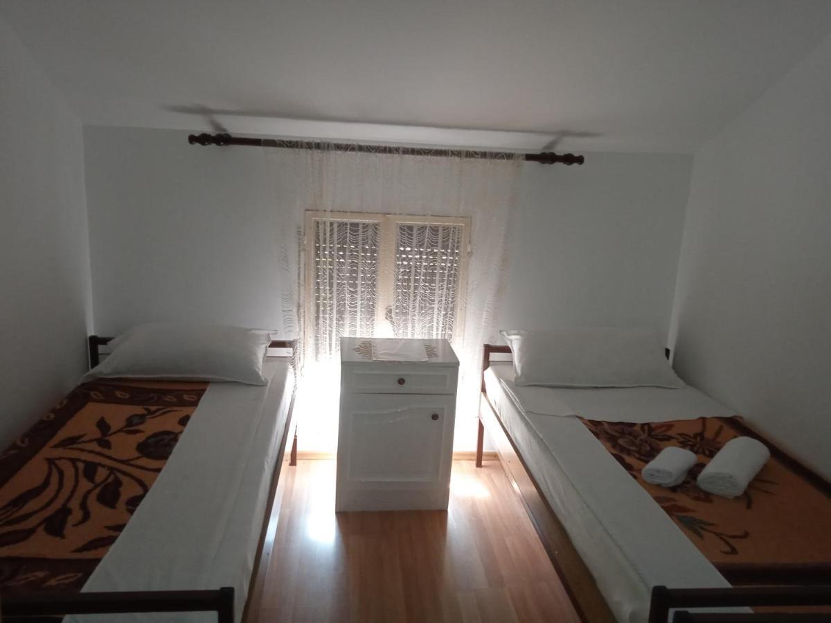 Hostel Vera - Airport Podgorica Mitrovici  外观 照片