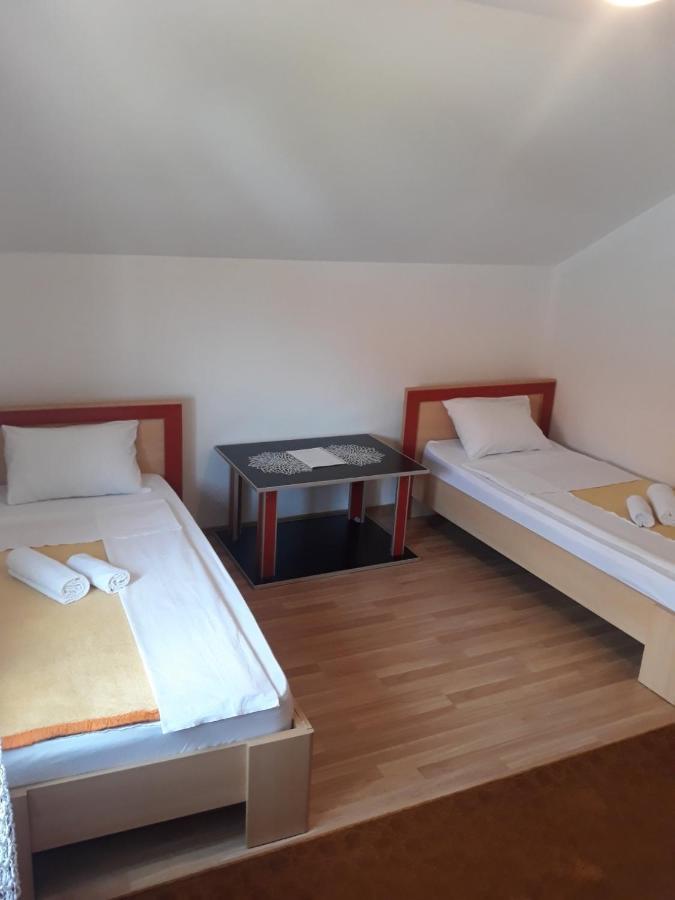 Hostel Vera - Airport Podgorica Mitrovici  外观 照片