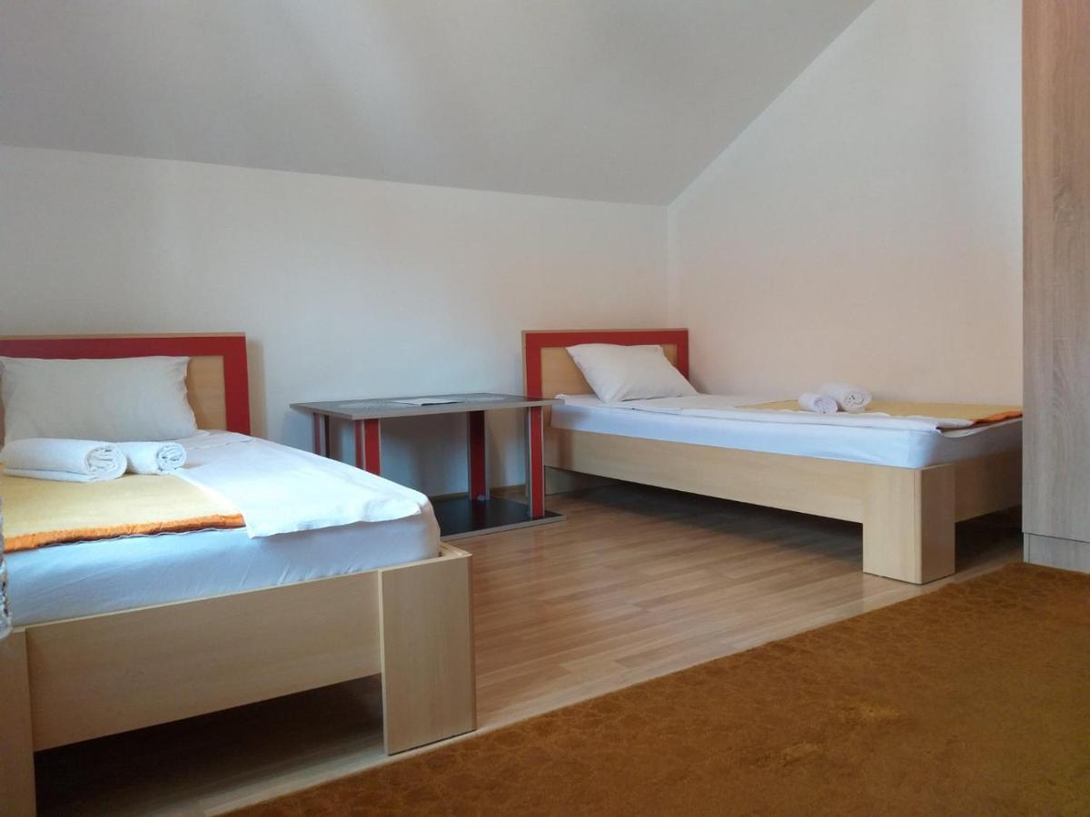 Hostel Vera - Airport Podgorica Mitrovici  外观 照片