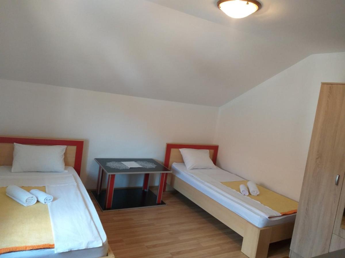 Hostel Vera - Airport Podgorica Mitrovici  外观 照片