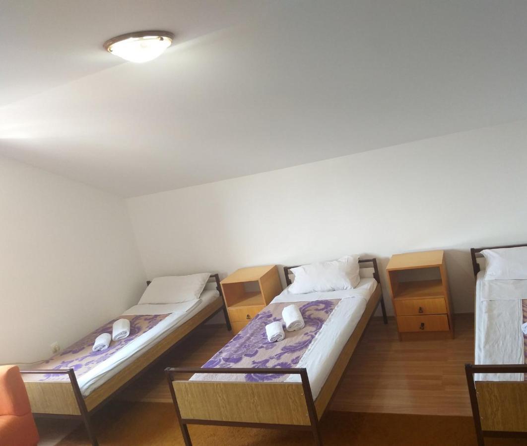 Hostel Vera - Airport Podgorica Mitrovici  外观 照片