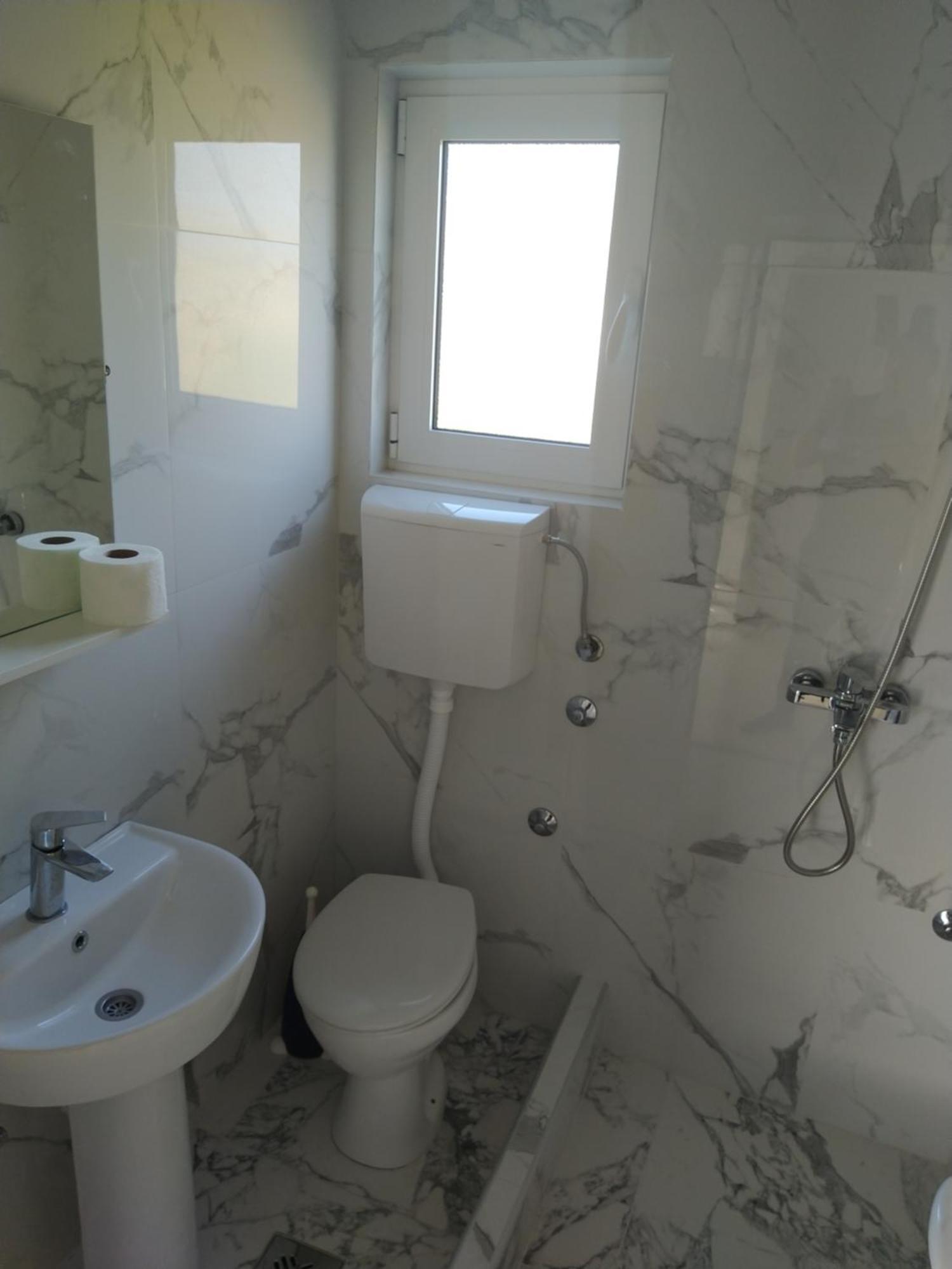 Hostel Vera - Airport Podgorica Mitrovici  外观 照片