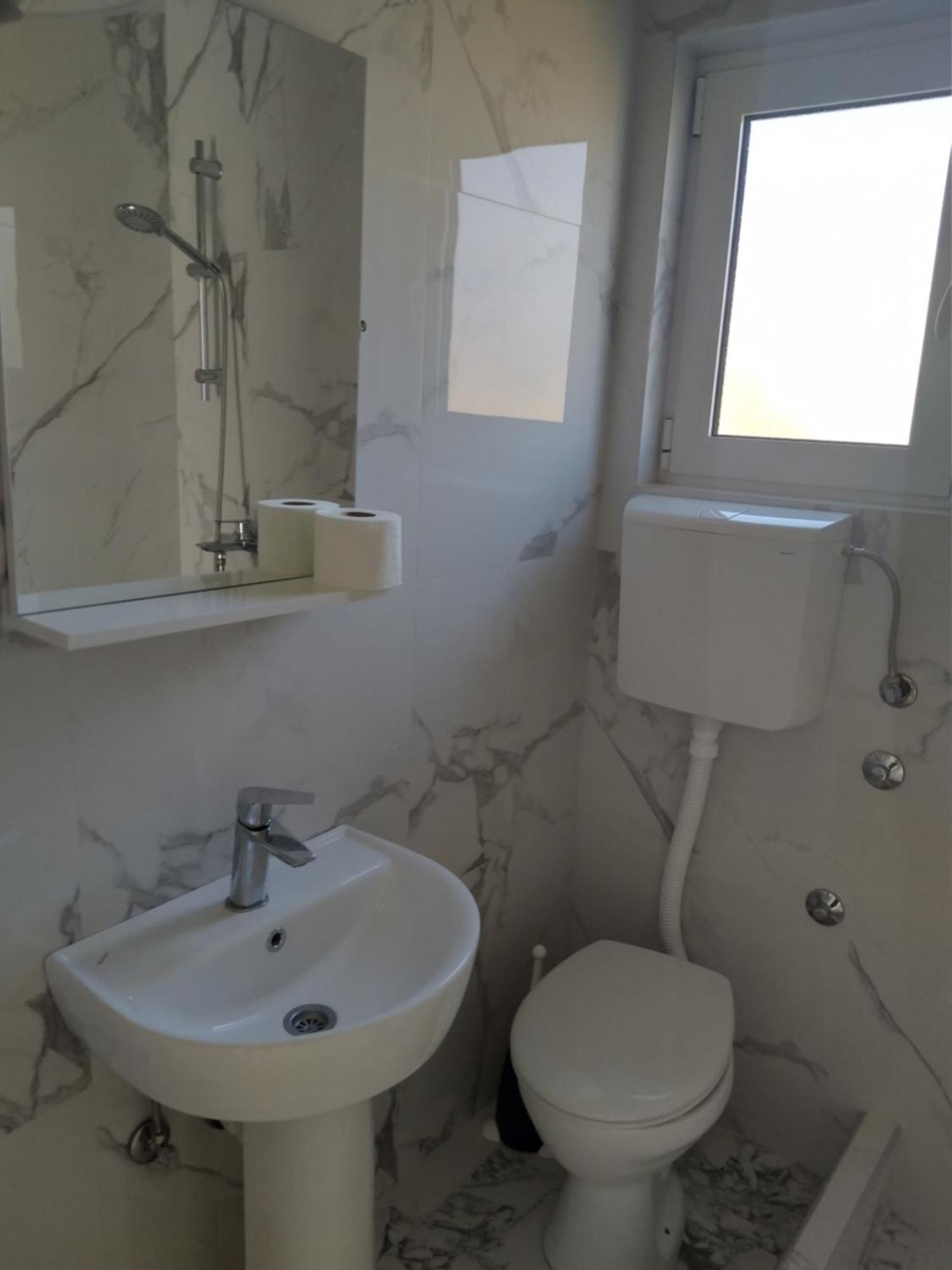 Hostel Vera - Airport Podgorica Mitrovici  外观 照片