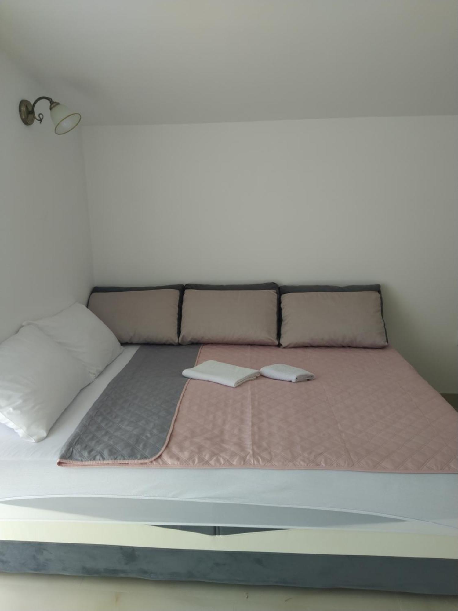 Hostel Vera - Airport Podgorica Mitrovici  外观 照片