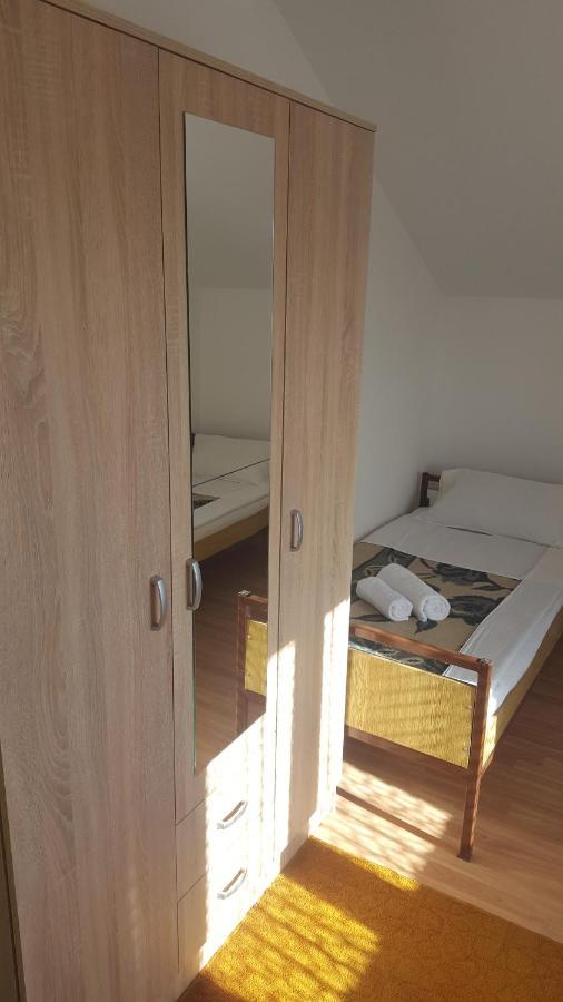 Hostel Vera - Airport Podgorica Mitrovici  外观 照片