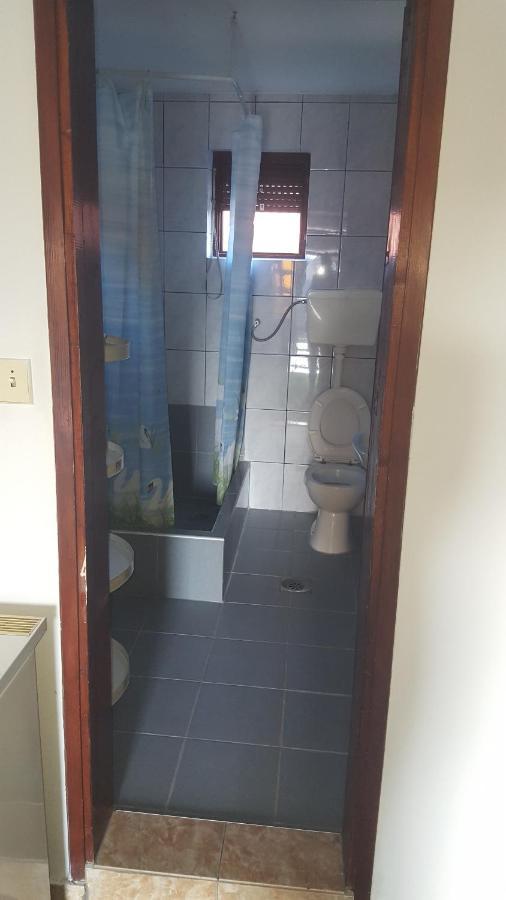Hostel Vera - Airport Podgorica Mitrovici  外观 照片