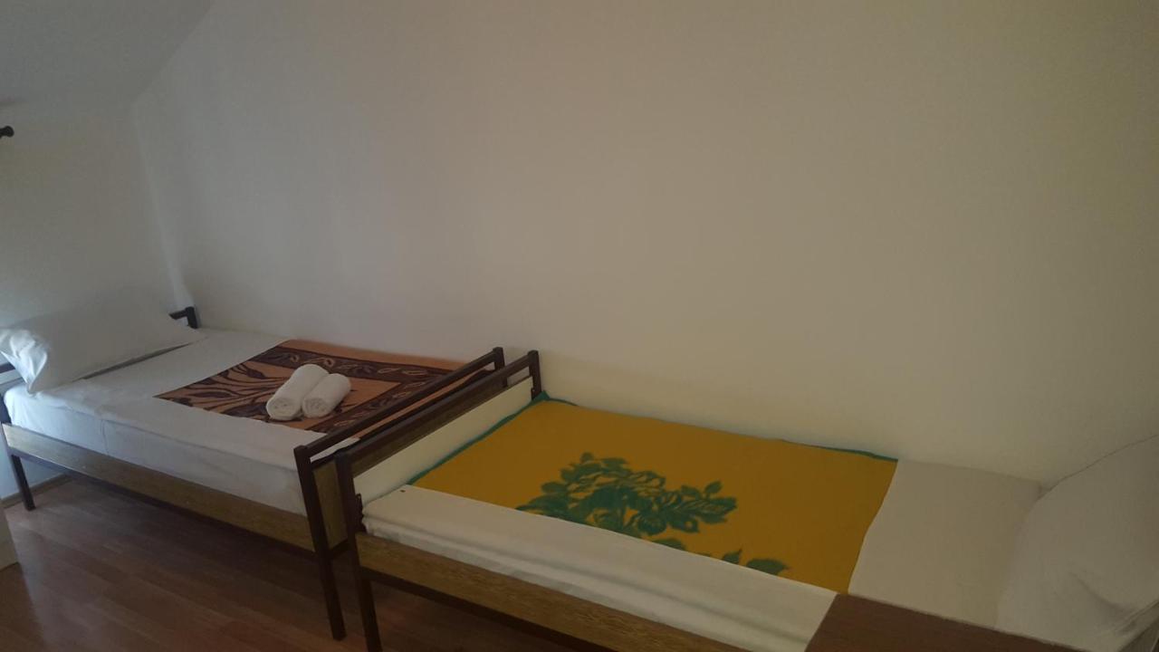 Hostel Vera - Airport Podgorica Mitrovici  外观 照片